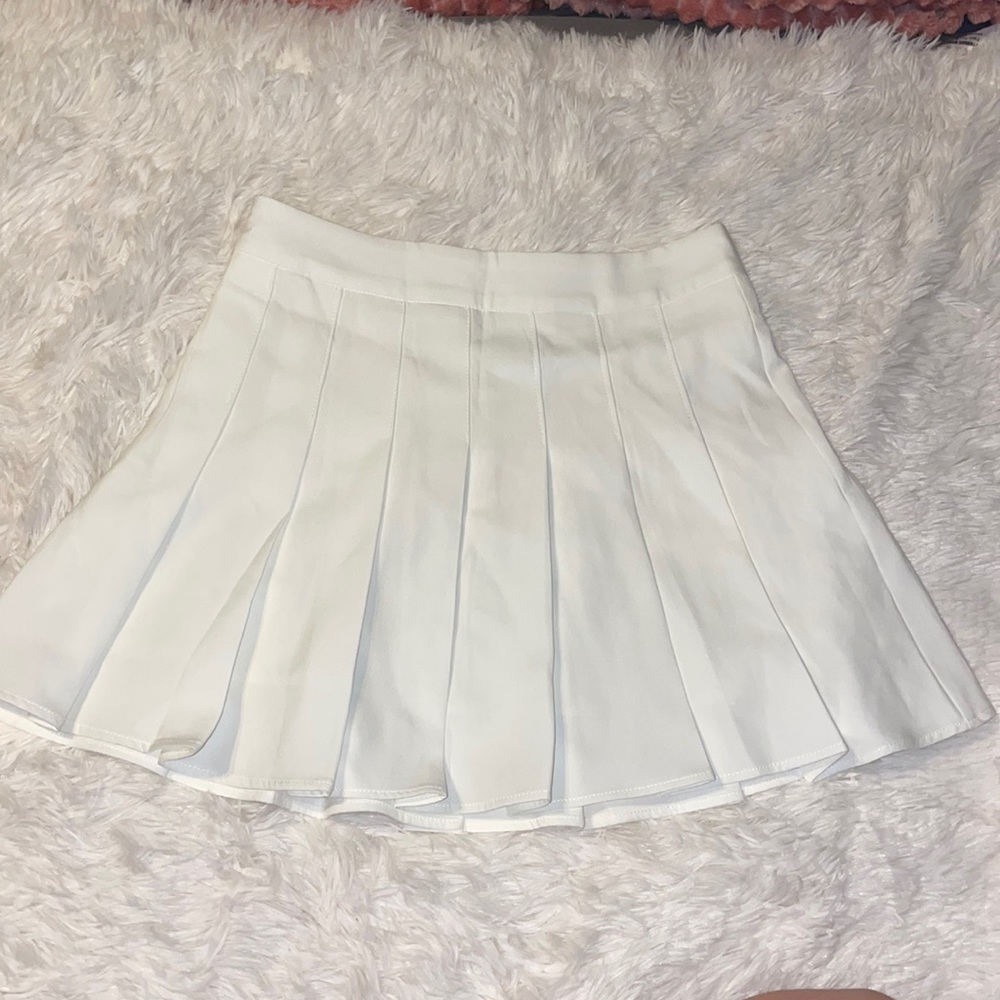 white pleated skirt
